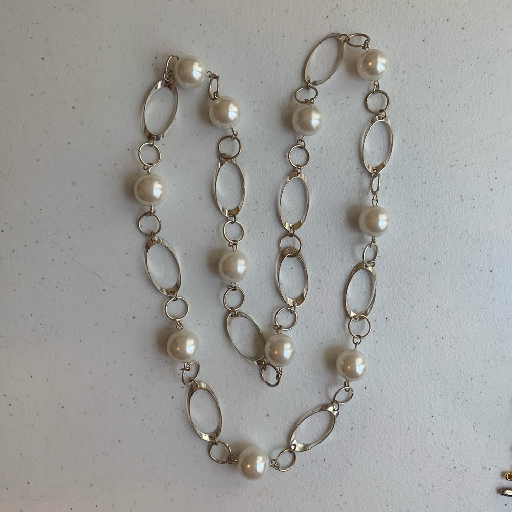 🏆BOGO Pearl type silver colored classy necklace